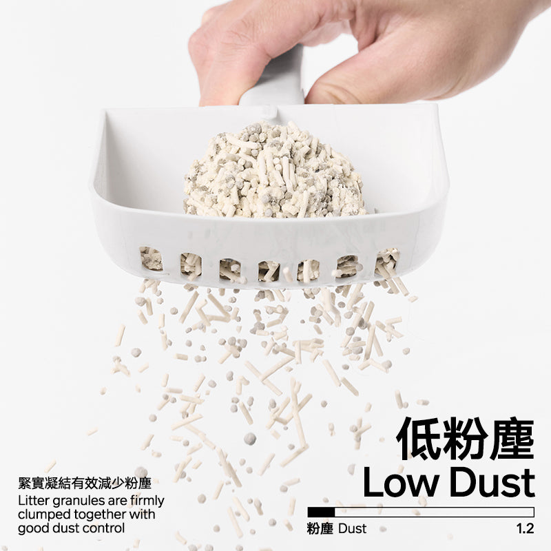 Hand scooping out litter with text indicating 'Low Dust' on a white background.